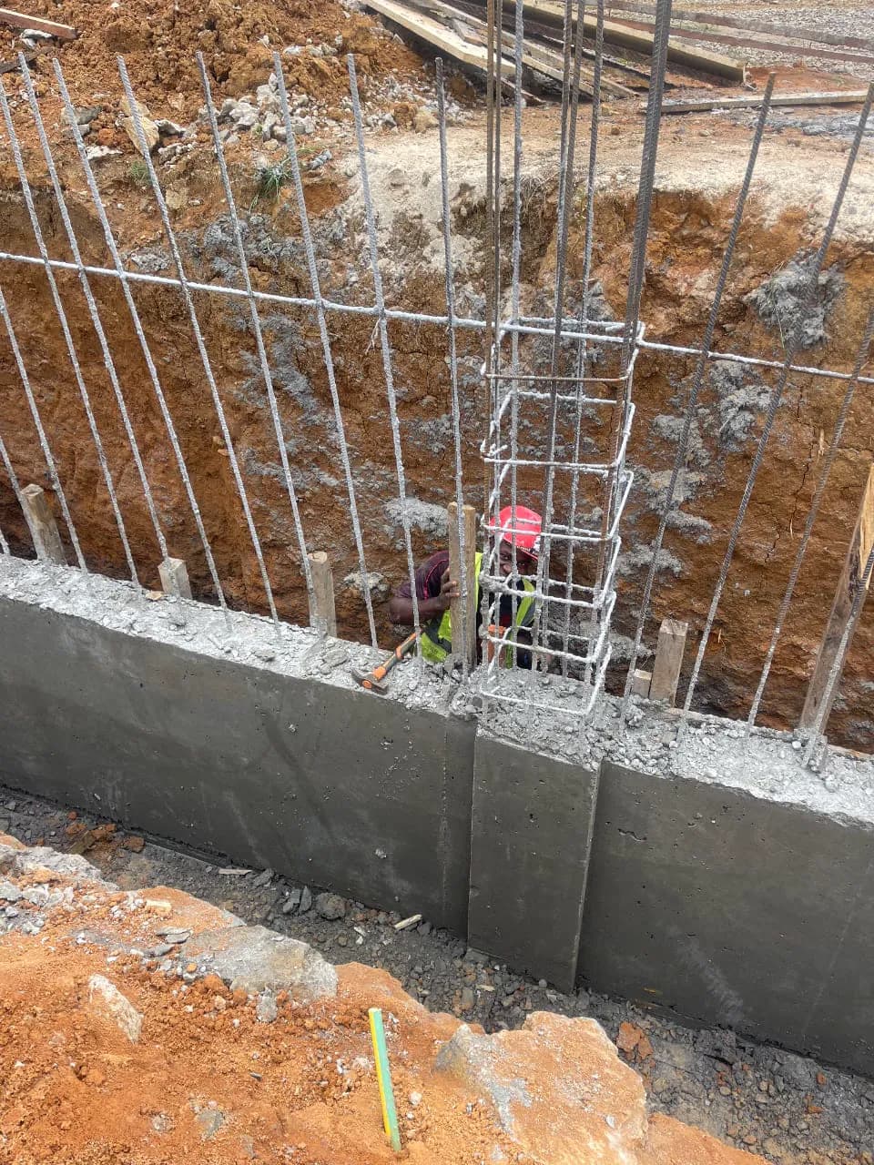 Coulage d’une fondation et ferraillage d’un mur sur un chantier ETS’2i