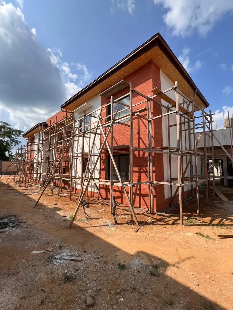 Maison en construction à Douala, échafaudages et façades en cours de finition